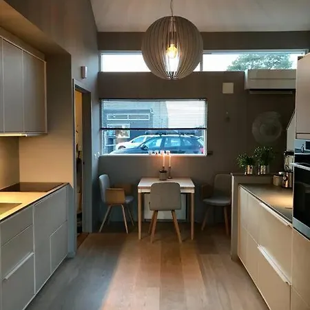 Lys Med Fine Uteplasser - 2 Soverom Samt 2 Soveplasser I Apent Rom I Andre Etasje
