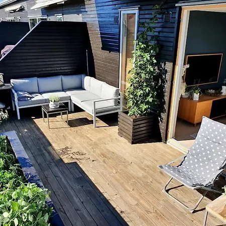 Lys Med Fine Uteplasser - 2 Soverom Samt 2 Soveplasser I Apent Rom I Andre Etasje *
