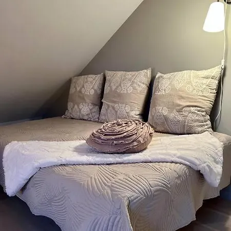 아파트 Lys Med Fine Uteplasser - 2 Soverom Samt 2 Soveplasser I Apent Rom I Andre Etasje *