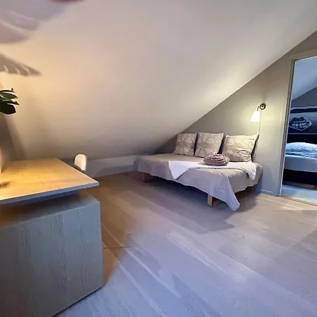 Apartment Lys Med Fine Uteplasser - 2 Soverom Samt 2 Soveplasser I Apent Rom I Andre Etasje