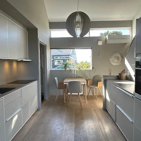 Lys Med Fine Uteplasser - 2 Soverom Samt 2 Soveplasser I Apent Rom I Andre Etasje Apartment