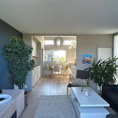Apartment Lys Med Fine Uteplasser - 2 Soverom Samt 2 Soveplasser I Apent Rom I Andre Etasje