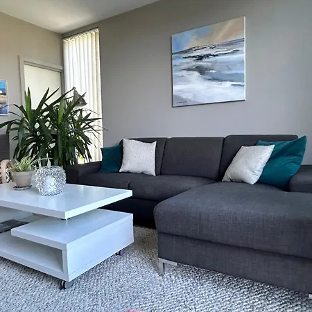 Apartment Lys Med Fine Uteplasser - 2 Soverom Samt 2 Soveplasser I Apent Rom I Andre Etasje *